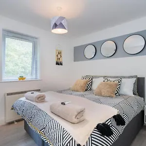 Forest View Apartment- Private Balcony Southampton